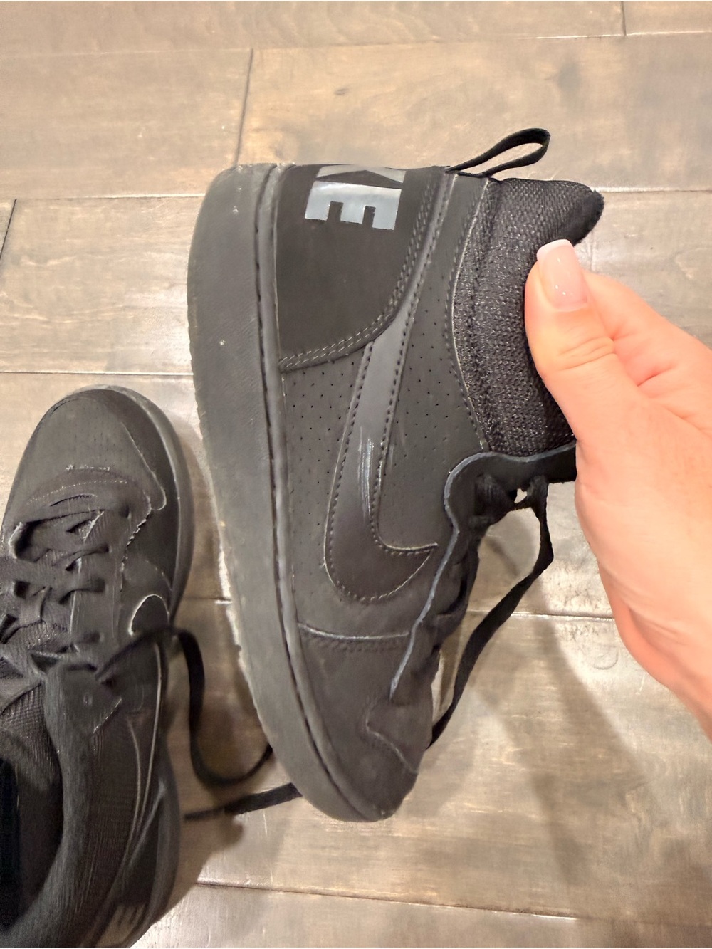 Nike big kids Mid-Top Casual Sneakers